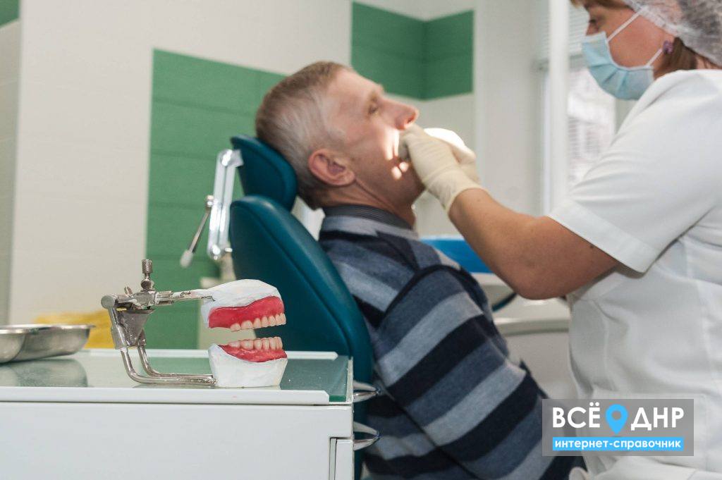 Как льготнику получить бесплатное протезирование зубов в ДНР?