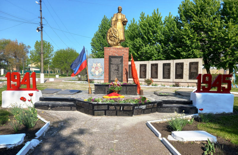 Возложение цветов к Мемориалу Славы и памятнику Неизвестному солдату
